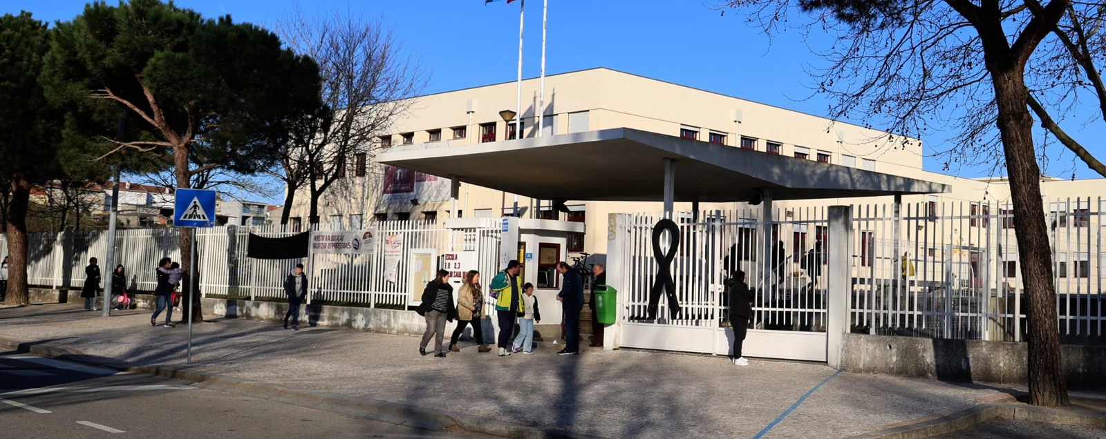 Entrada da Escola Básica Julio Saúl Dias, fotografada para o site do agrupamento